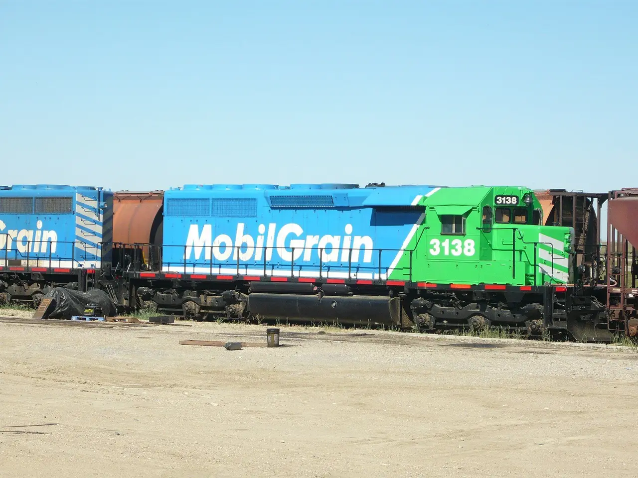 Mobil Grain locomotive 3138 at Aylesbury, 2013