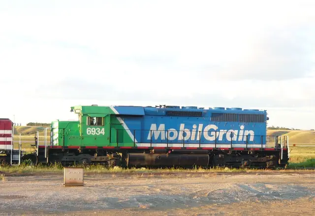 Mobil Grain locomotive 6934 at Aylesbury