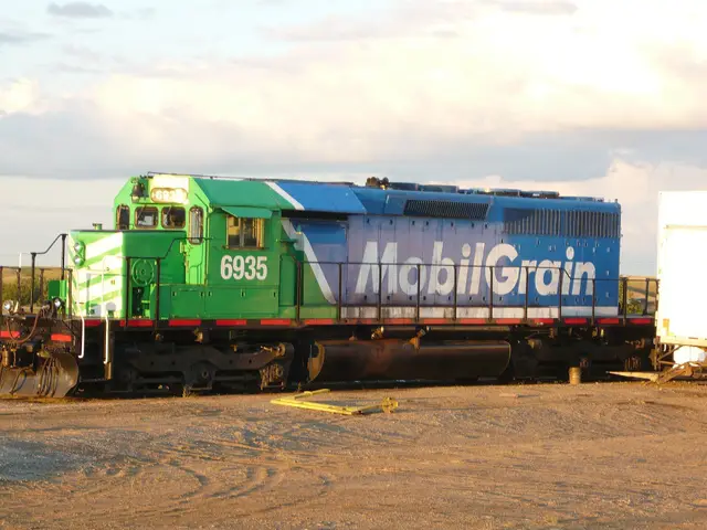 Mobil Grain locomotive 6935 at Aylesbury